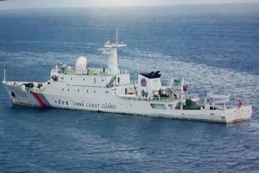 Kapal penjaga pantai Cina berlabuh di Beting Luconia, Borneo, Malaysia.