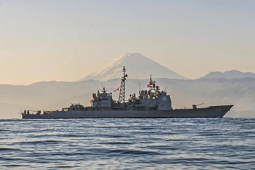 Kapal penjelajah berpeluru kendali kelas Ticonderoga USS Antietam (CG 54) sedang berlayar di lepas pantai Jepang dekat Gunung Fuji. Antietam melakukan patroli di wilayah operasi Armada ke-7 untuk mendukung keamanan dan stabilitas di kawasan Indo-Asia-Pasifik, 22 November 2014. Angkatan Laut AS sedang berlayar dengan kapal perang USS Antietam dan USS Chancellorsville melalui Selat Taiwan, Minggu , dalam transit pertama yang dipublikasikan sejak Ketua DPR AS Nancy Pelosi mengunjungi Taiwan awal Agustus, pada saat ketegangan membuat jalur air itu sangat sibuk.