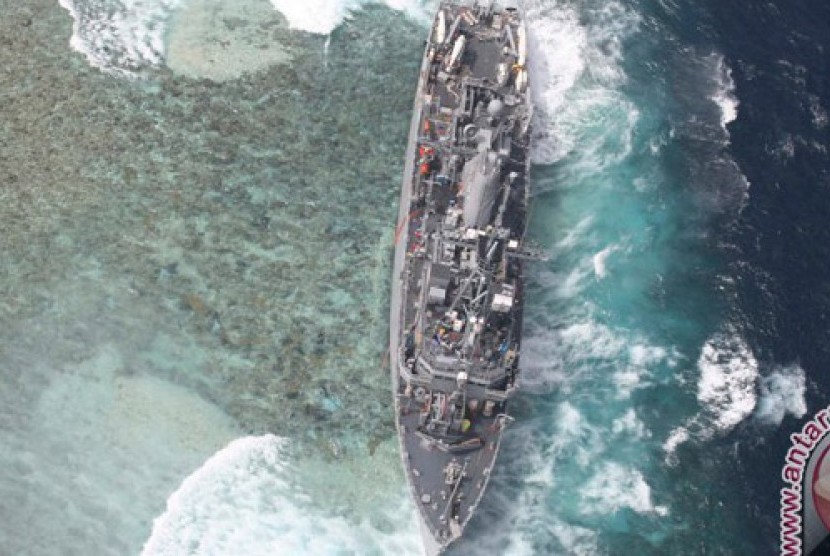 Kapal penyapu ranjau USS Guardian, terlihat di Kepulauan Selatan Vicinity di Karang Tubbataha setelah kandas di provinsi Palawan, bagian barat Manila, Sabtu (19/1) dalam foto handout yang didistribusikan oleh Angkatan Bersenjata Filipina pada Ahad (20/1). 