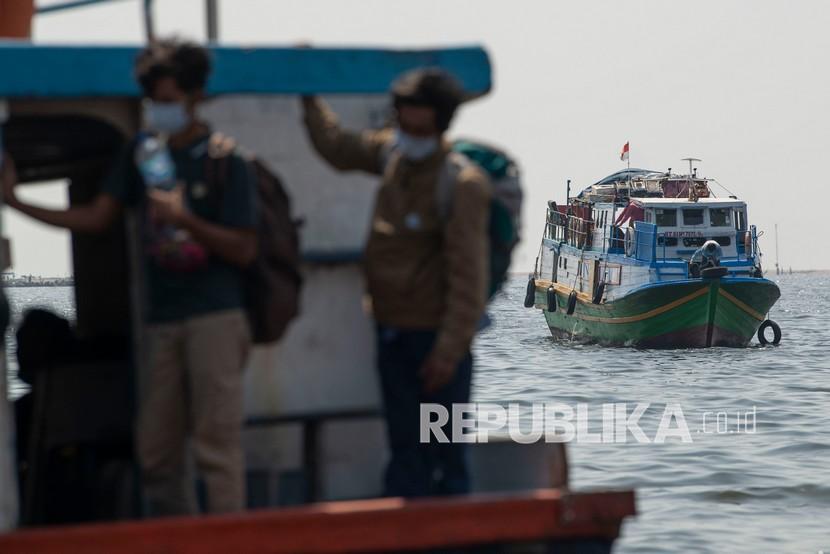 Kapal penyeberangan pengangkut penumpang bersiap sandar di dermaga Pelabuhan Kaliadem, Muara Angke, ilustrasi