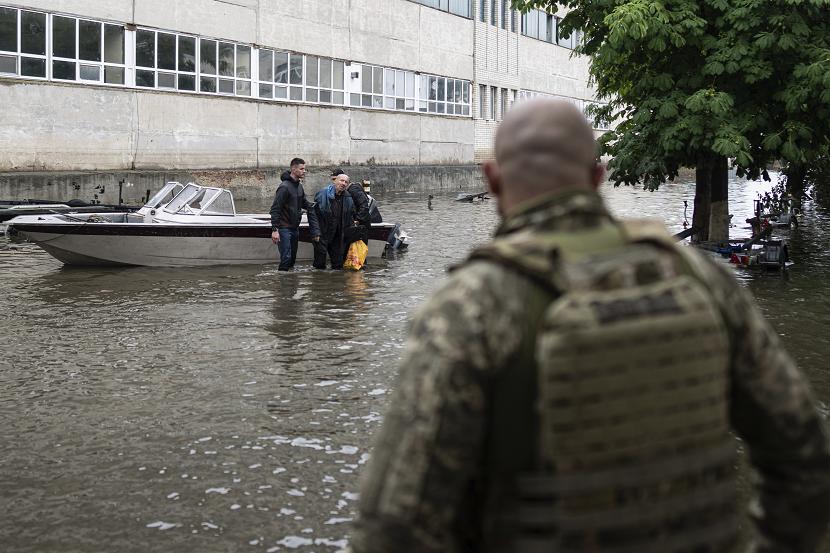 Kapal penyelamat kecil Ukraina melintasi banjir dan menyelamatkan para korban. 