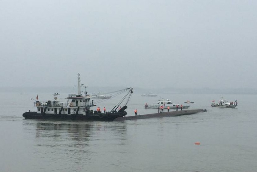 Kapal penyelamat menuju lokasi tenggelamnya kapal di Sungai Yangtze.