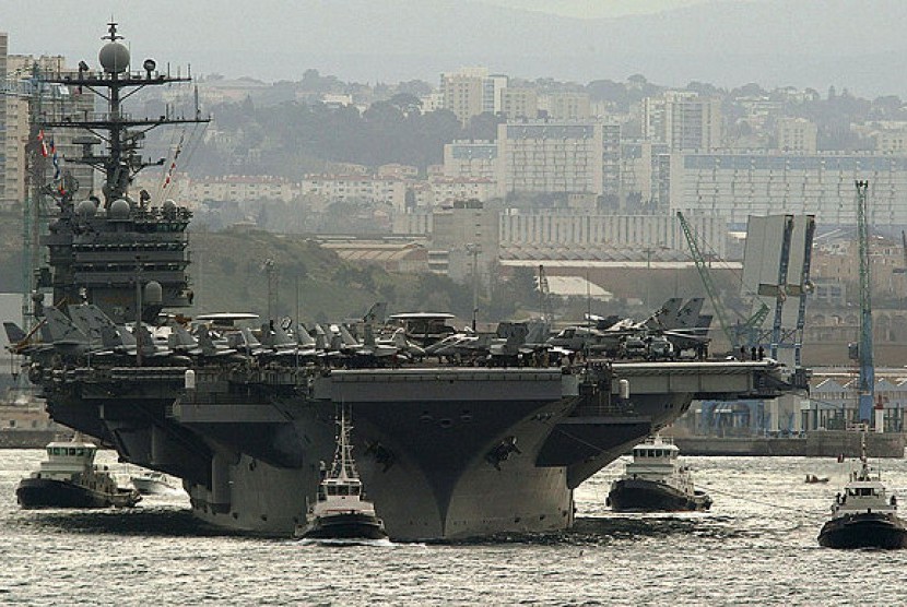 Kapal perang Amerika Serikat USS Harry S Truman di Marseille, Prancis pada 2002.