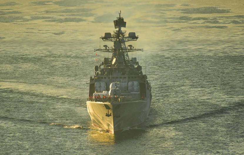 Kapal perang antikapal selam Laksamana Panteleyev mengikuti latihan di perairan Sumatra bagian utara.