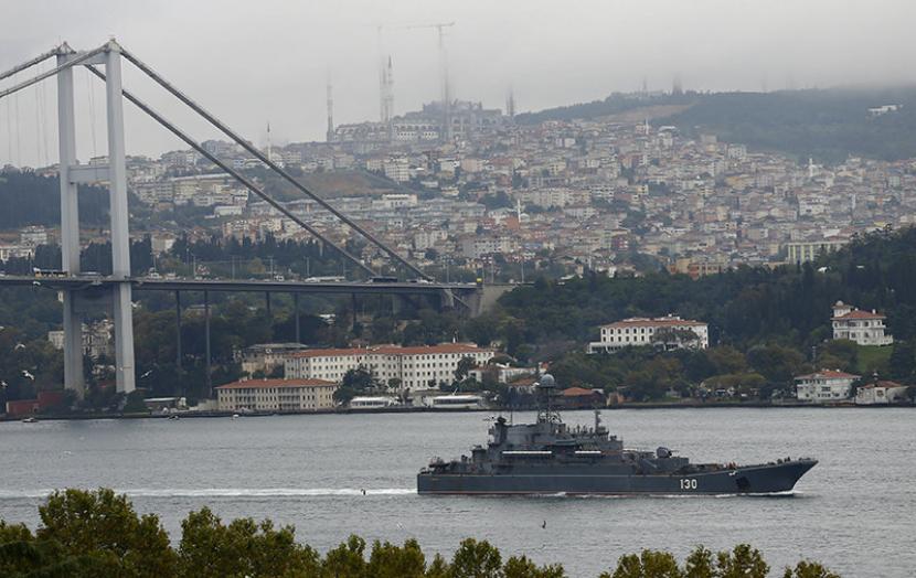 Kapal perang berlayar melalui Selat Bosporus, Turki.
