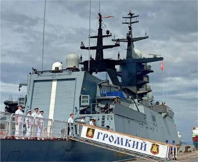 Kapal perang dari Armada Pasifik Angkatan Laut Rusia bersandar di Kota Surabaya, Jawa Timur.