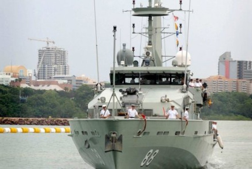 Kapal Perang HMAS Maitland memasuki Pelabuhan Darwin. 