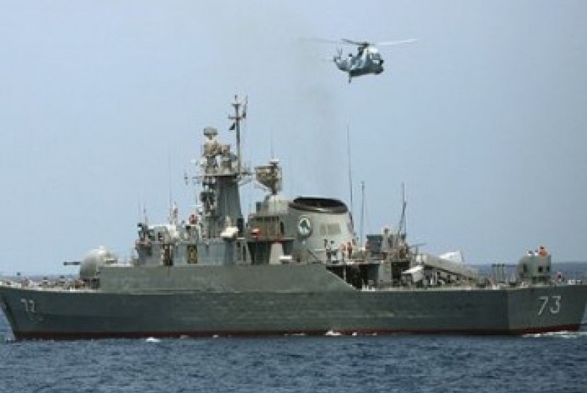 Kapal perang Iran, Alvand yang melintas Terusan Suez