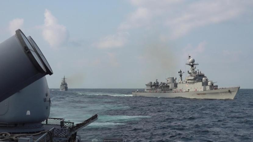 Kapal perang Korea Selatan bersama Amerika Serikat latihan bersama di Laut Timur.