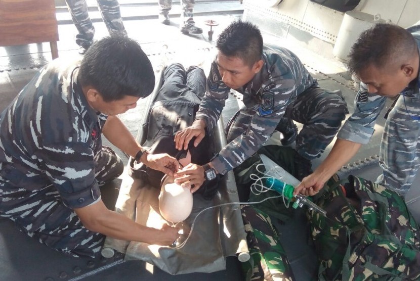Kapal Perang TNI AL temukan orang jatuh di laut