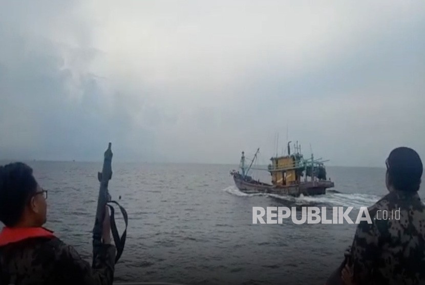 Kapal perikanan asing (KIA) berbendera Malaysia berhasil ditangkap oleh Kapal Pengawas Perikanan (KP) di Wilayah Pengelolaan Perikanan Negara Republik Indonesia (WPP-NRI) Selat Malaka (3/4).Sehari sebelumnya (2/4), KP. Hiu 011 berhasil menangkap 2 (dua) KIA Vietnam di Laut Natuna Utara Kepulauan Riau. 