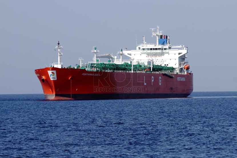 Kapal Pertamina Gas 1 di ship to ship (STS) Teluk Kalbut, Situbondo, Jawa Timur, Kamis (9/10).(Republika/ Yasin Habibi)