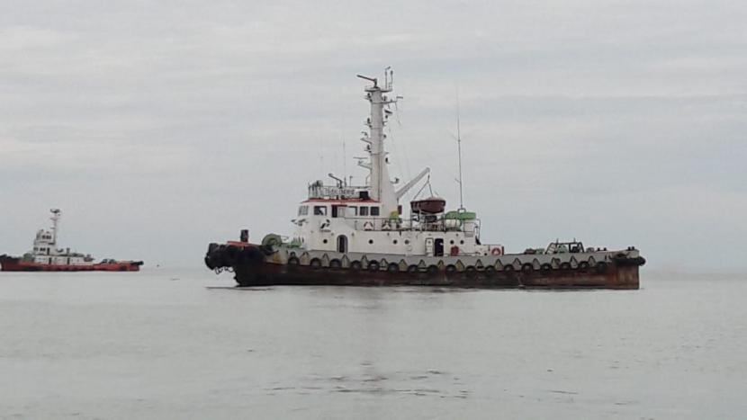 Kapal Pertamina TB Balongan II berhasil menyelamatkan tiga orang nelayan asal Lombang Indramayu yang nyaris tenggelam di perairan laut Kabupaten Indramayu, Jawa Barat.