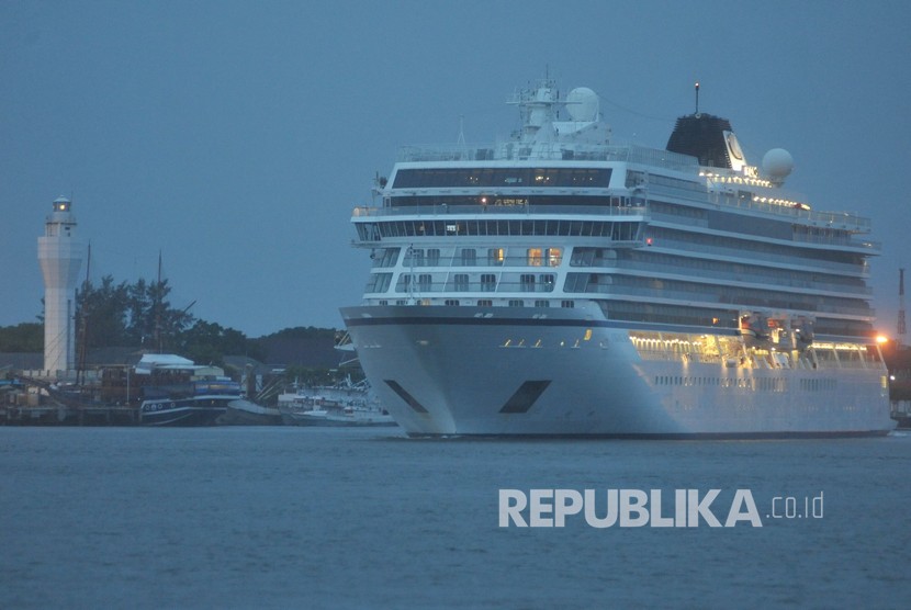 Pemerintah Kota Denpasar secara tegas melarang kapal pesiar untuk sandar di Pelabuhan Benoa, Bali dalam upaya antisipasi wabah virus coronapenyebab Covid-19. 