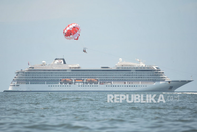 Kapal pesiar berbendera Norwegia Viking Sun melakukan lego jangkar di perairan Benoa, Bali, Sabtu (7/3/2020).