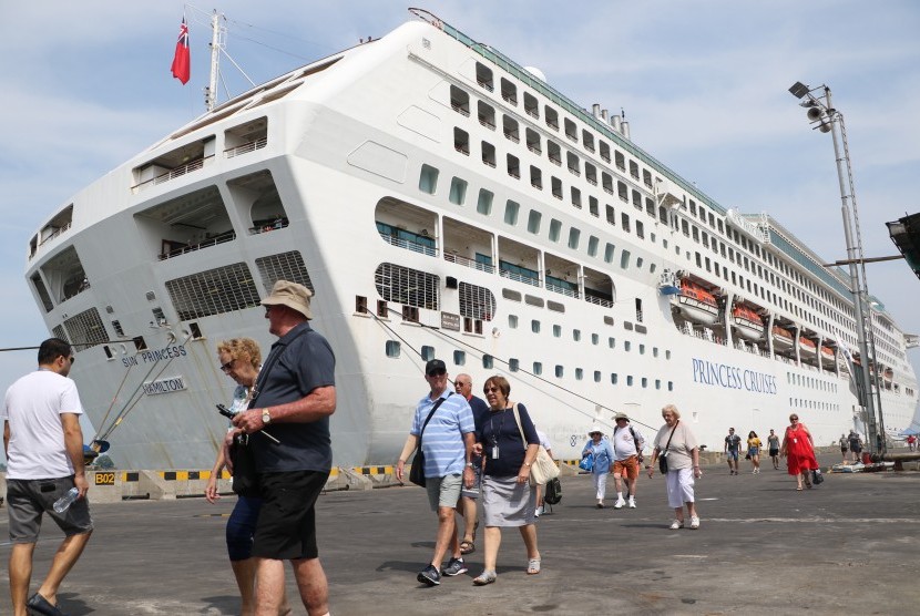 Kapal pesiar (cruise) MV. Sun Princess bersandar di Pelabuhan Tanjung Emas pada pukul 07.00 WIB, Selasa (31/12), setelah melakukan perjalanan dari Pelabuhan Makassar.