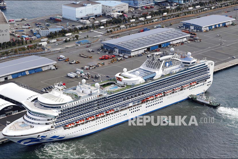Kapal pesiar Diamond Princess berlabuh di Pelabuhan Yokohama untuk mengisi perbekalan di Yokohama, Jepang, Kamis (6/2).  Petugas kesehatan mengkonfirmasi 10 kasus baru positif virus corona selain temuan 10 kasus Rabu kemarin.