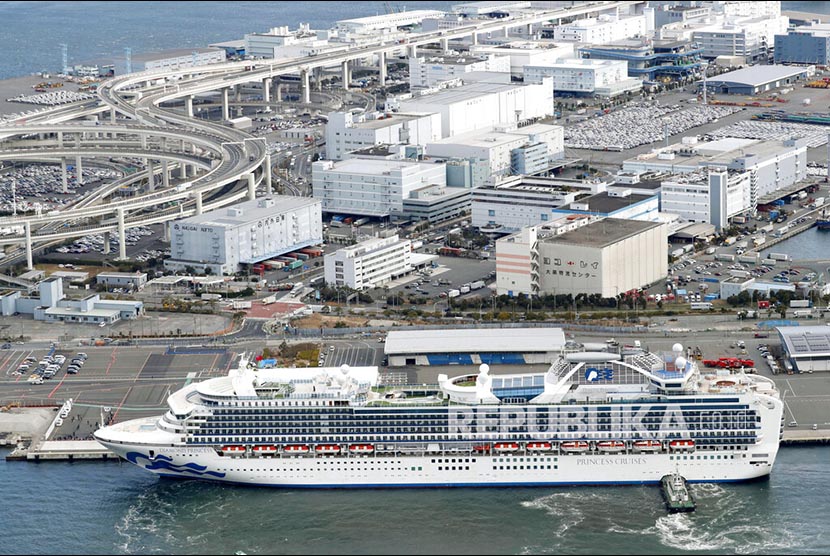 Kapal pesiar Diamond Princess berlabuh di Pelabuhan Yokohama untuk mengisi perbekalan di Yokohama, Jepang, Kamis (6/2).  Petugas kesehatan mengkonfirmasi 10 kasus baru positif virus corona selain temuan 10 kasus Rabu kemarin.