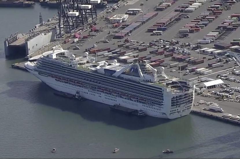 Kapal pesiar Grand Princess bersandar di Pelabuhan Oakland, Kalifornia, Selasa (10/3). Puluhan WNI bekerja sebagai kru di kapal ini. (KGO-TV via AP)