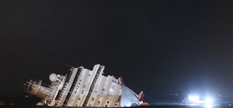 Kapal pesiar mewah Costa Concordia karam setelah menabrak batu di dekat pulau Giglio, Italia, Sabtu (14/1).