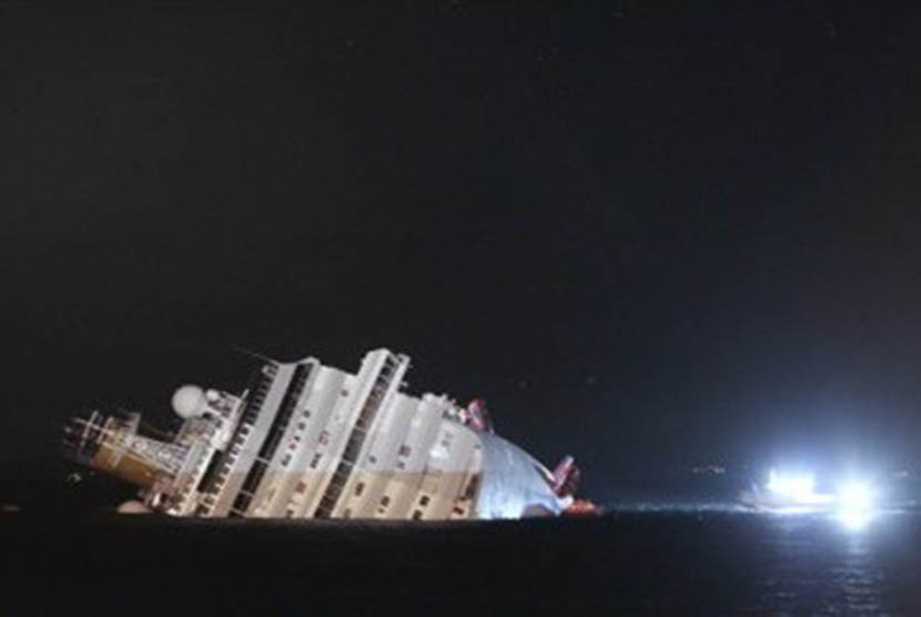 Kapal pesiar mewah Costa Concordia karam setelah menabrak batu di dekat pulau Giglio, Italia, Sabtu (14/1).