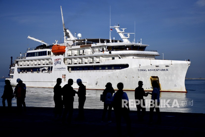 Kapal pesiar MS Coral Adventure asal Australia berlabuh di Pelabuhan Sukarno Hatta, Makassar, Sulawesi Selatan, Kamis (12/3/2020). (Antara/Abriawan Abhe)