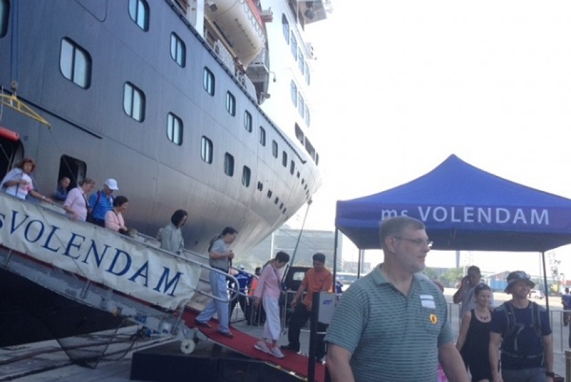 Kapal pesiar MS Volendam mengangkut 1500 wisatawan Amerika, Asia maupun Eropa
