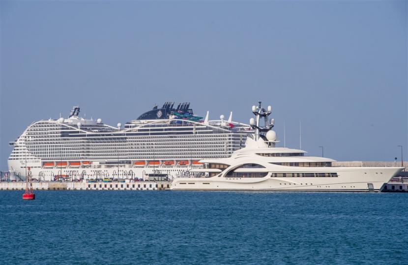 Kapal pesiar (ilustrasi). Resort World Cruises, sebuah perusahaan wisata pesiar dengan rencana perjalanan yang meliputi Malaysia, Singapura, dan Thailand, mengumumkan memulai perjalanan dari Hong Kong Bersama Resort World One mulai 10 Maret 2023.