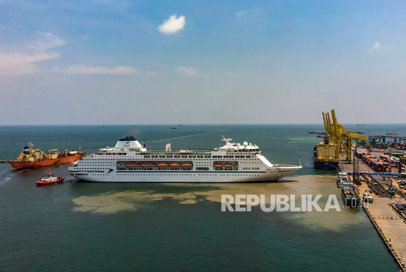 Kapal pesiar MV Columbus berbendera Bahama bersandar di Pelabuhan Tanjung Emas Semarang, Jawa Tengah, Jumat (13/3). Arus peti kemas Pelindo III secara keseluruhan hingga April 2020 mengalami kenaikan sebesar satu persen sebesar 1,6 juta Twenty foot Equivalent Units (TEUs)
