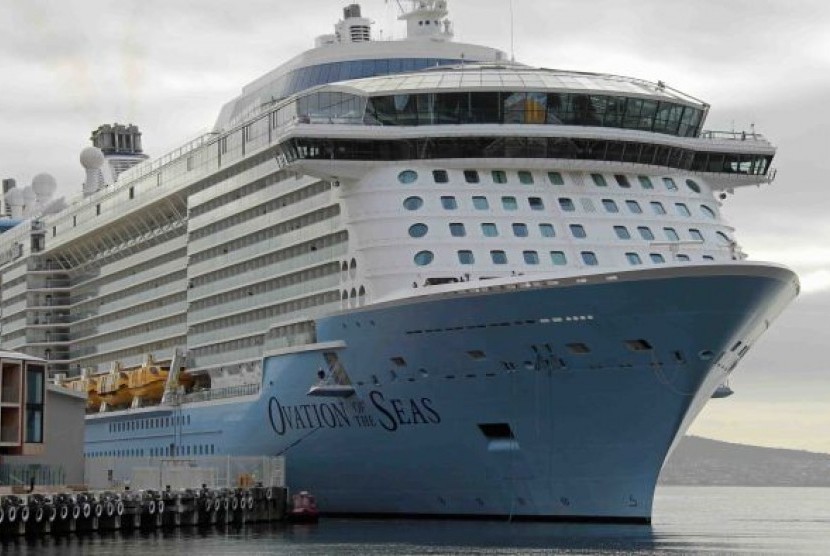 Kapal pesiar Ovation of the Seas berlabuh di kota Hobart.