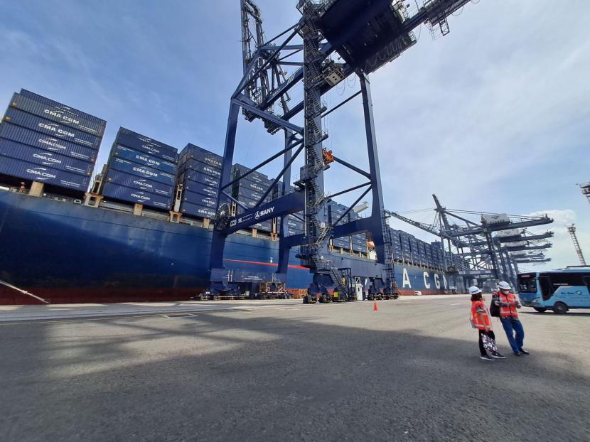 Kapal petikemas terbesar CMA CGM Alexander Von Humboldt kapasitar 16 ribu TEUs bersandar di Pelabuhan Indonesia (Pelindo) yang dilayaninoleh anak udata Pelindo Group yakni PT Jakarta International Container Terminal (JICT), Senin (31/10/2022). 