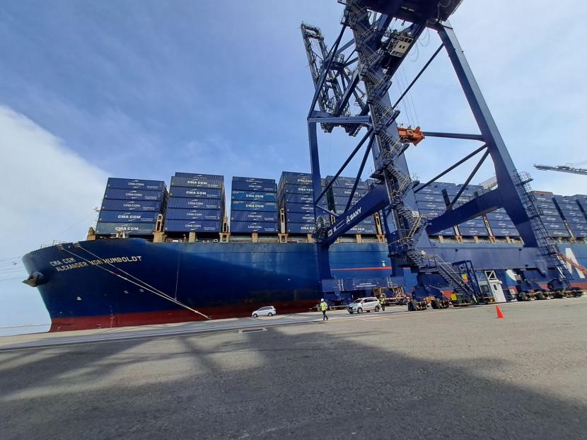 Kapal petikemas terbesar CMA CGM Alexander Von Humboldt kapasitar 16 ribu TEUs bersandar di Pelabuhan Indonesia (Pelindo) yang dilayaninoleh anak udata Pelindo Group yakni PT Jakarta International Container Terminal (JICT), Senin (31/10/2022). 