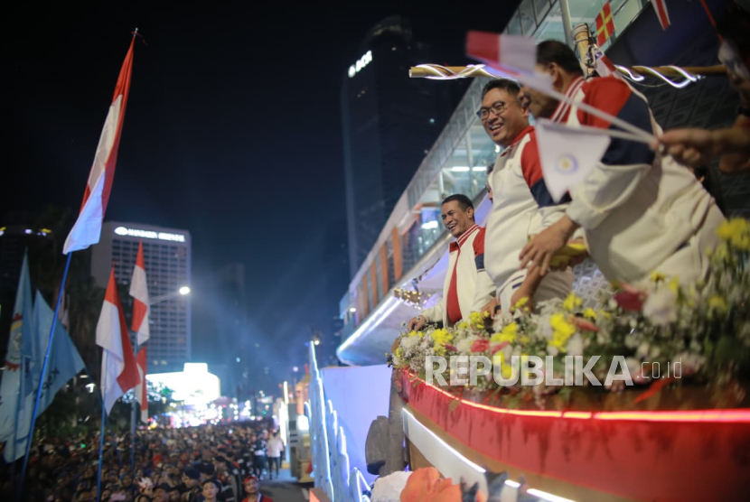 Kapal Phinisi hasil kolaborasi Kementerian Pertanian bersama Kementerian Kelautan dan Perikanan ikut dalam karnaval kemerdekaan, Ahad (17/8/2025).