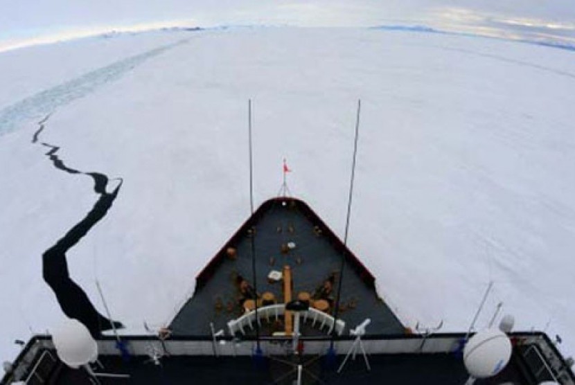  Kapal ‘Polar Star’ yang terjebak di lautan es Antartika.