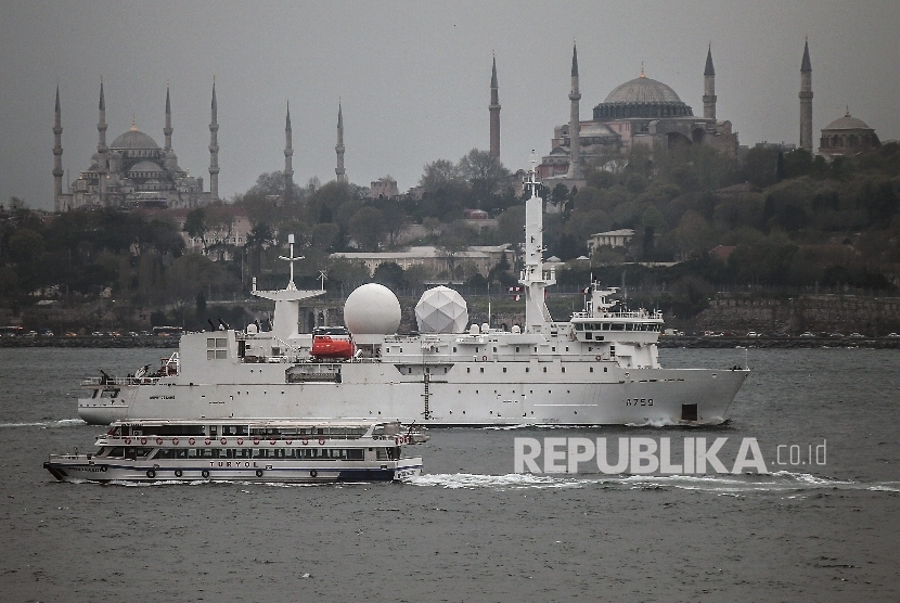 Kapal Prancis, Dupuy de Lome (A759) berlayar di Selat Bosporus di Istanbul, Turki dengan latar belakang dua ikon Turki, Hagia Sophia dan Blue Mosque.