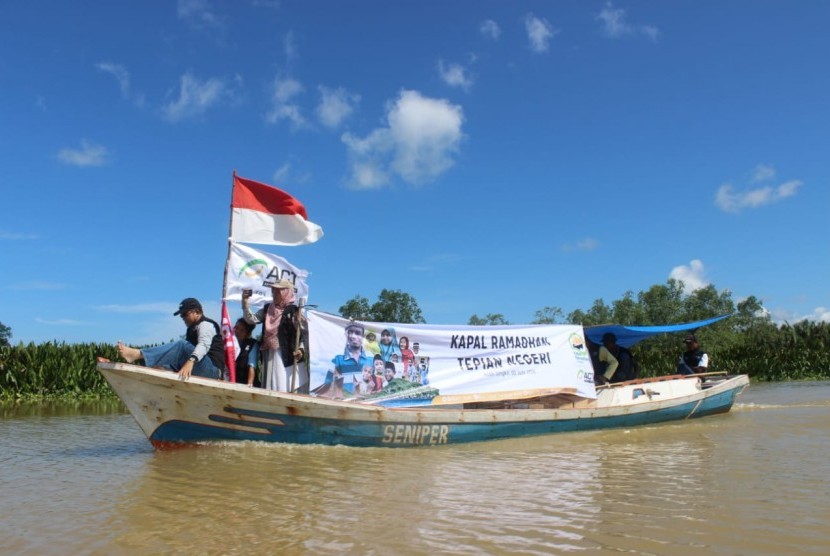 Kapal Ramadhan Aksi Cepat Tanggap Aceh berhasil berlayar membelah arus sungai Singkil, Kab. Aceh Singkil pada Sabtu (2/6).