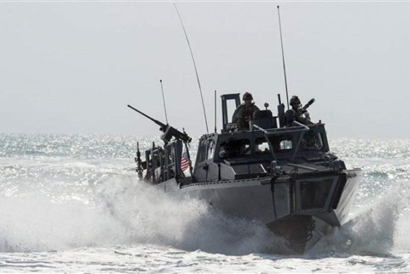 Kapal Riverine Command Boat (RCB) 805 milik Angkatan Laut AS di Teluk Persia.