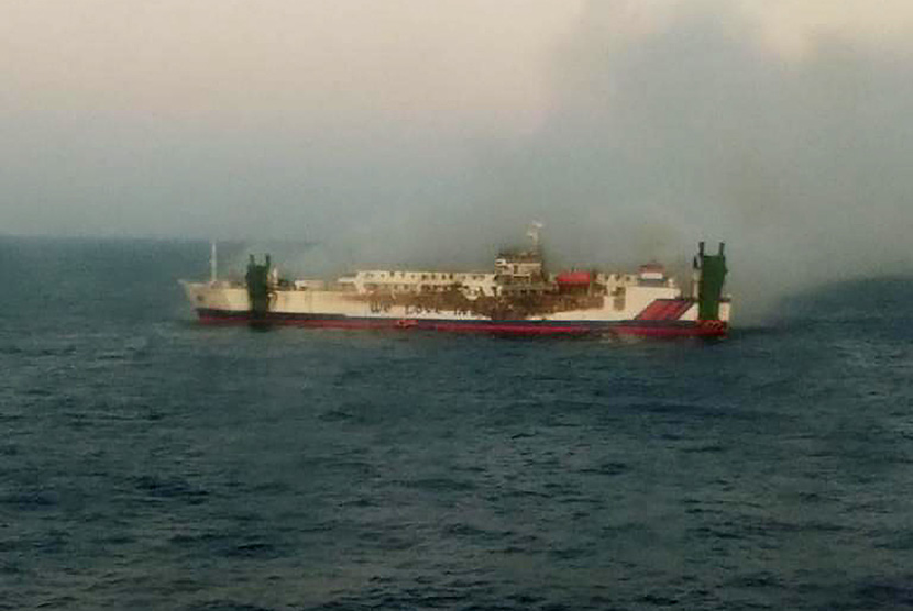 Kapal Ro-Ro KM Santika Nusantara dengan rute Surabaya - Balikpapan, terbakar di Perairan Laut Utara Pulau Masalembo, Jawa Timur. Kamis (22/8/2019) .