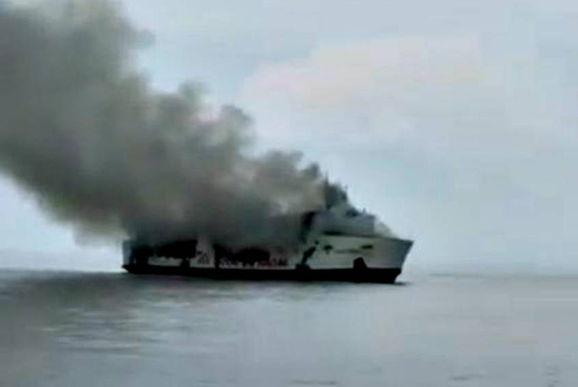 Kapal Ferry Gunsa 8 berisi 86 penumpang terbakar di perairan Sungsang, Sumsel (Foto: ilustrasi)