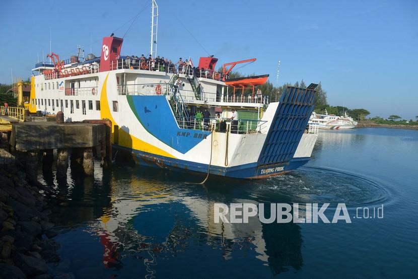 Kapal Roro KMP BRR mengangkut penumpang tujuan Pulau Sabang bersiap meninggalkan pelabuhan penyeberangan Ulee Lheue, Banda Aceh, Aceh, Jumat (24/12/2021). PT ASDP Indonesia Ferry (Persero) terus memperluas digitalisasi penyeberangan dengan menambah kanal pembayaran secara nontunai.
