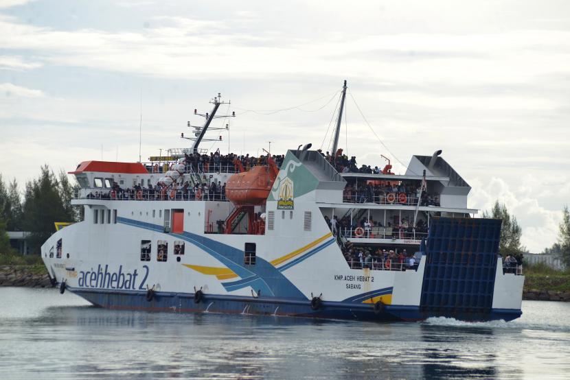 Kapal roro mengangkut wisatawan yang berlibur ke Pulau Sabang saat meninggalkan pelabuhan penyeberangan Ulee Lheue, Banda Aceh, Aceh, Kamis (5/5/2022). 