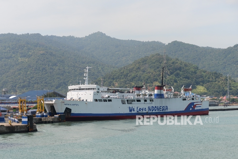Kapal Roro mengisi penumpang dan kendaraan di Pelabuhan Merak, Banten, Selasa (21/6).  (Republika/ Wihdan)