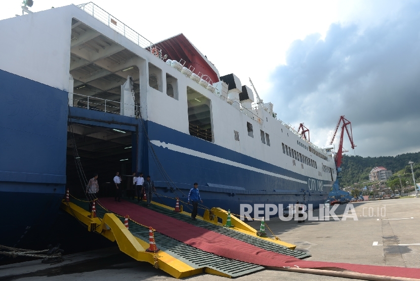 Kapal RoRo Mutiara Sentosa III sandar di Pelabuhan Panjang, Lampung, Rabu (22/6). (Republika/ Wihdan)