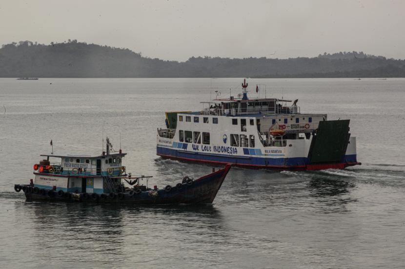 kapal roro yang melayani penyeberangan ke Tanjung Uban melintas di Perairan Batam, Kepulauan Riau, Senin (3/10/2022). 