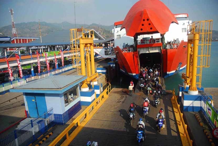  Kapal roro yang mengangkut para pemudik tiba di dermaga pelabuhan Merak, Banten usai pulang dari kampung halaman, Kamis (23/8). (Agung Supriyanto/Republika)