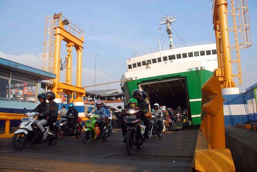  Kapal roro yang mengangkut penumpang tiba di dermaga pelabuhan Merak, Banten. ilustrasi (Agung Supriyanto/Republika)