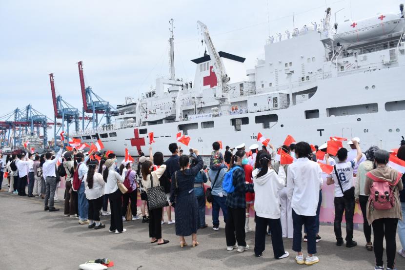 Kapal rumah sakit Peace Ark milik Tentara Pembebasan Rakyat China (PLA) bersandar di Pelabuhan Tanjung Priok, Jakarta Utara, Kamis (10/11/2022).