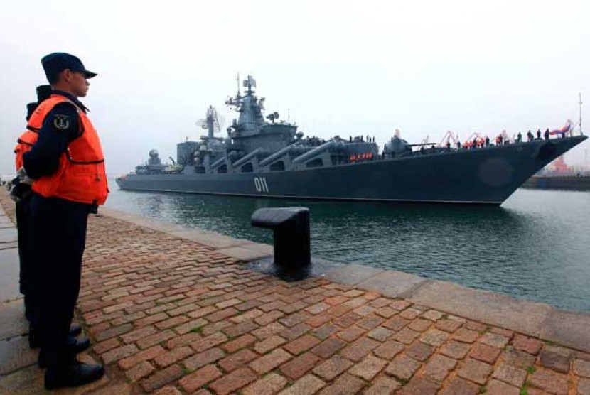 Kapal Rusia Varyag tiba di pangkalan Angkatan Laut Cina di Qingdao, Sabtu (21/4).