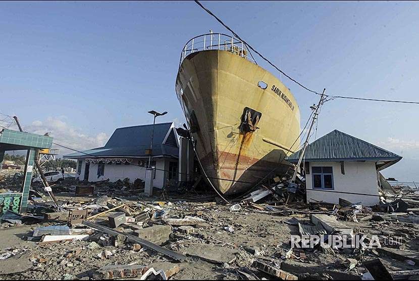 Kapal Sabuk Nusantara 39 yang terdampar ke daratan akibat gempa dan tsunami di desa Wani, Pantai Barat Donggala, Sulawesi Tengah, Senin (1/10).