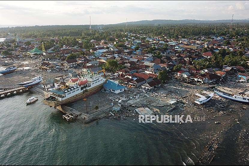 Kapal Sabuk Nusantara 39 yang terdampar ke daratan akibat gempa dan tsunami di desa Wani, Pantai Barat Donggala, Sulawesi Tengah, Senin (1/10). 
